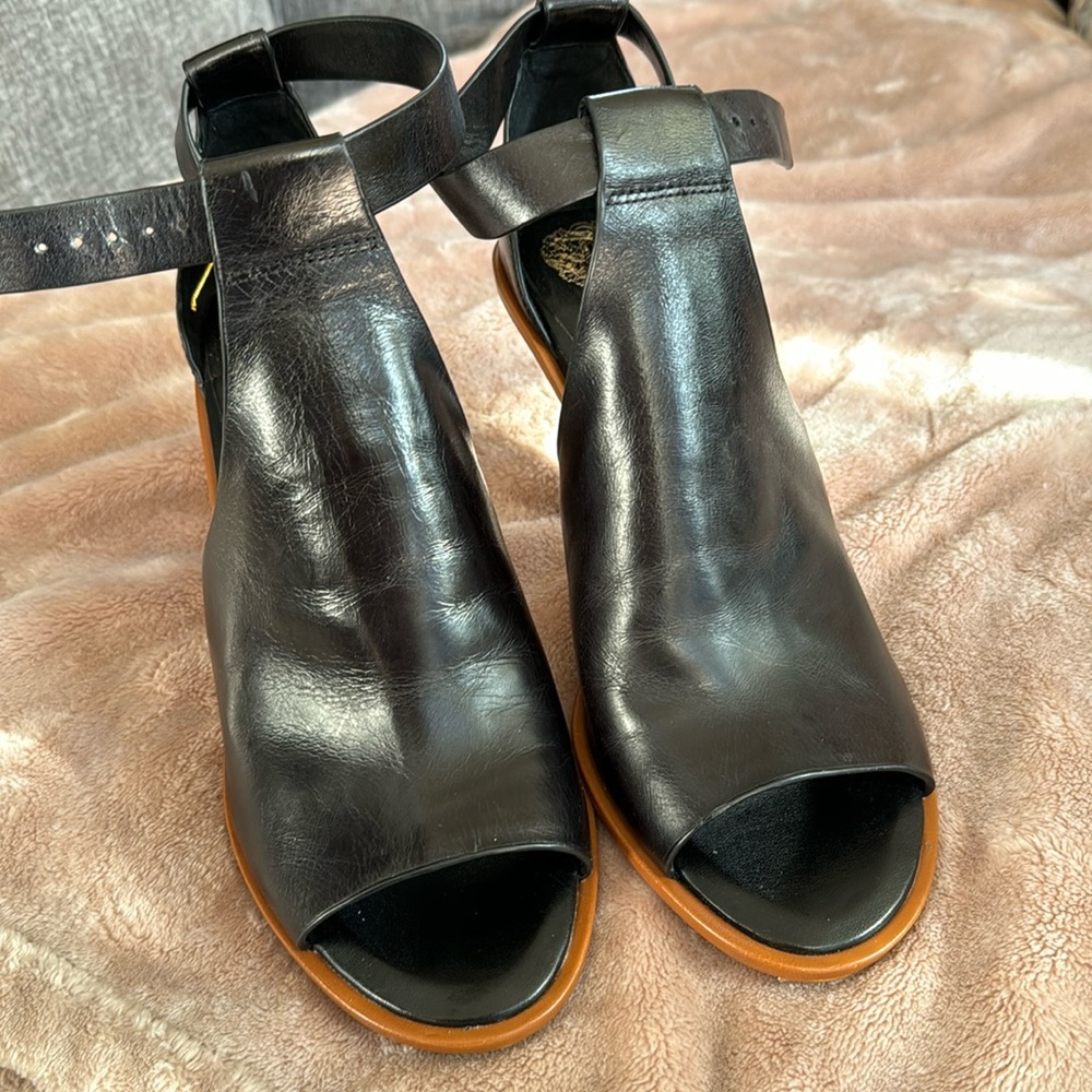 Vince Camuto
Frasper Buckle T-Strap Heeled Sandals Size-9